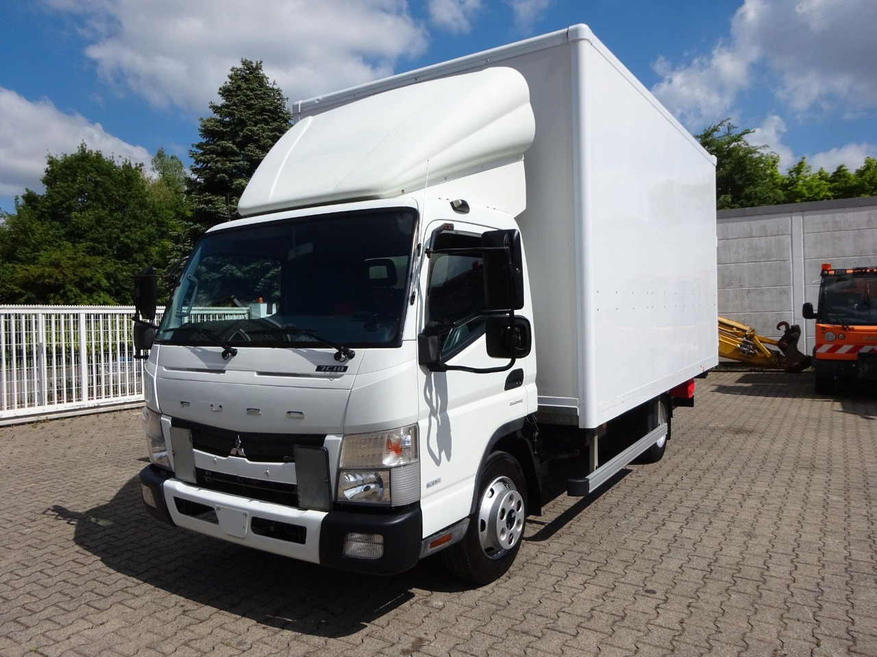 FUSO Canter 7C18 + LBW 4x2 - Fourgon grand volume: photos 1 FUSO Canter 7C18 + LBW 4x2 - Fourgon grand volume: photos 1
