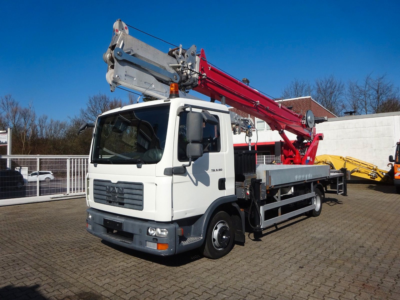 MAN 8.180 TGL + Böcker AK 32 Meter Dachdeckerkran - Camion grue: photos 1 MAN 8.180 TGL + Böcker AK 32 Meter Dachdeckerkran - Camion grue: photos 1