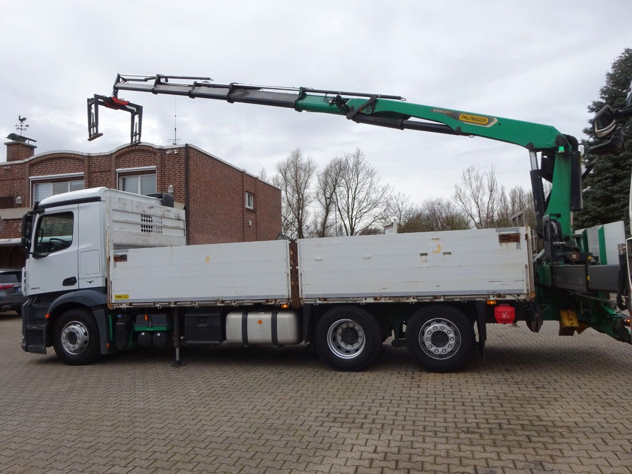 Mercedes-Benz 2543 Antos Baustoff +PK 26001 bis 20 m Auslage Mercedes-Benz 2543 Antos Baustoff +PK 26001 bis 20 m Auslage - Camion grue, Camion plateau: photos 1 Mercedes-Benz 2543 Antos Baustoff +PK 26001 bis 20 m Auslage Mercedes-Benz 2543 Antos Baustoff +PK 26001 bis 20 m Auslage - Camion grue, Camion plateau: photos 1