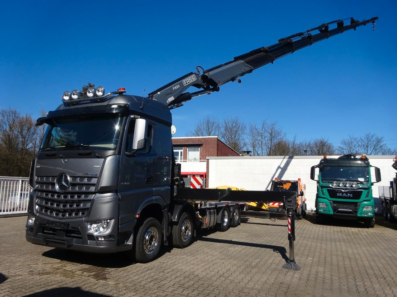 Mercedes-Benz 3453 Plattform + Fassi F820 Kran 8x2 Mercedes-Benz 3453 FASSI F820 Kran 8x Hydr. Ausschub - Camion grue, Camion plateau: photos 1 Mercedes-Benz 3453 Plattform + Fassi F820 Kran 8x2 Mercedes-Benz 3453 FASSI F820 Kran 8x Hydr. Ausschub - Camion grue, Camion plateau: photos 1