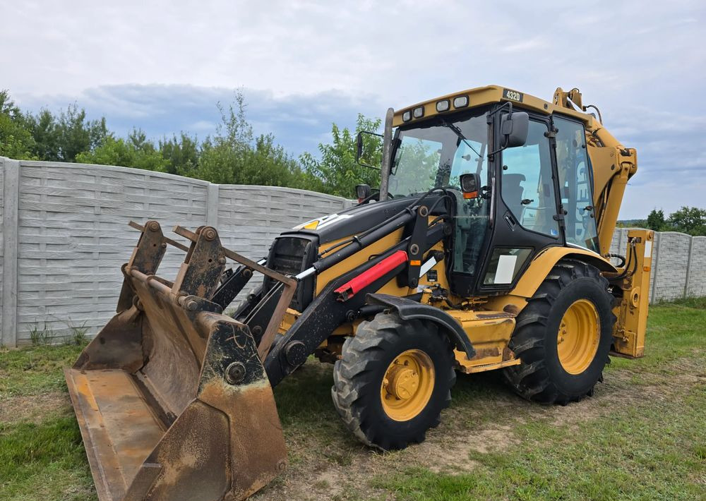 Caterpillar - Tractopelle: photos 1 Caterpillar - Tractopelle: photos 1