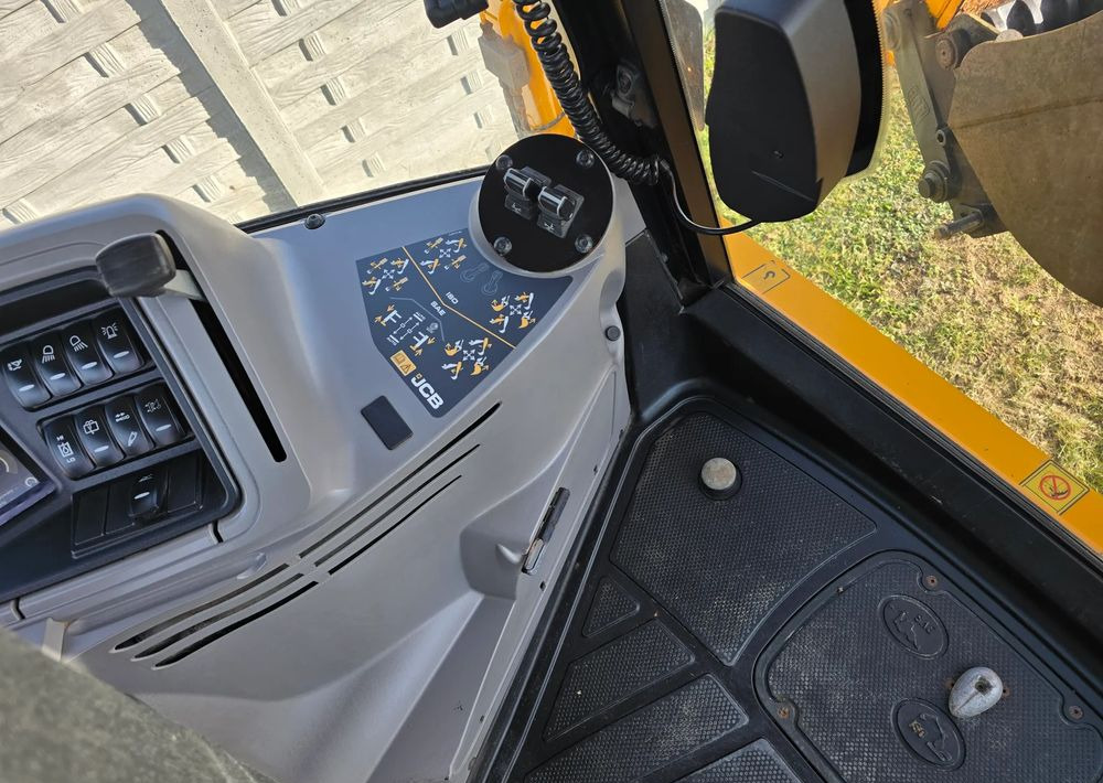 Tractopelle JCB: photos 8 Tractopelle JCB: photos 8