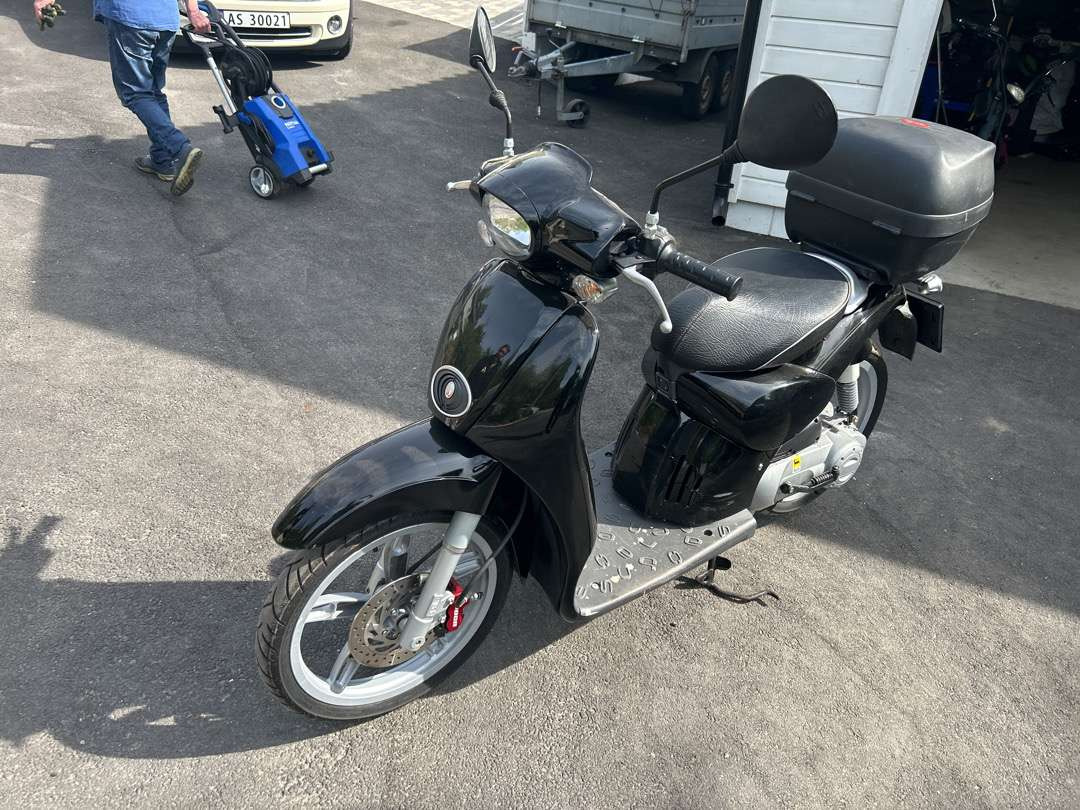 2011 Moped APRILIA APRILIA SCARABEO50 2T NERO APR - Remorque pour moto: photos 1 2011 Moped APRILIA APRILIA SCARABEO50 2T NERO APR - Remorque pour moto: photos 1