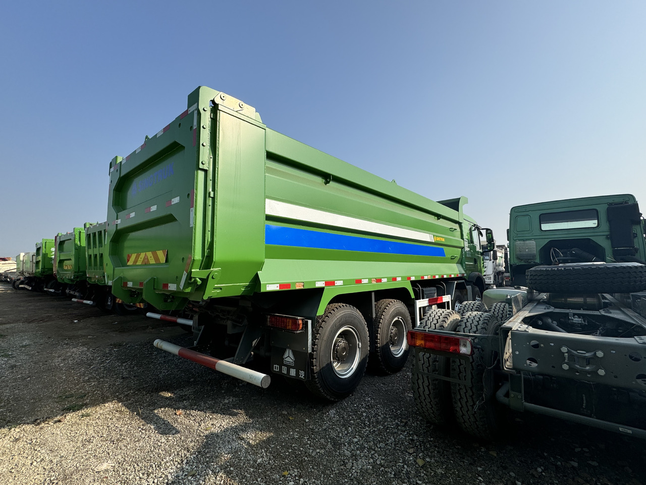 SINOTRUCK HOWO - Camion benne: photos 3 SINOTRUCK HOWO - Camion benne: photos 3