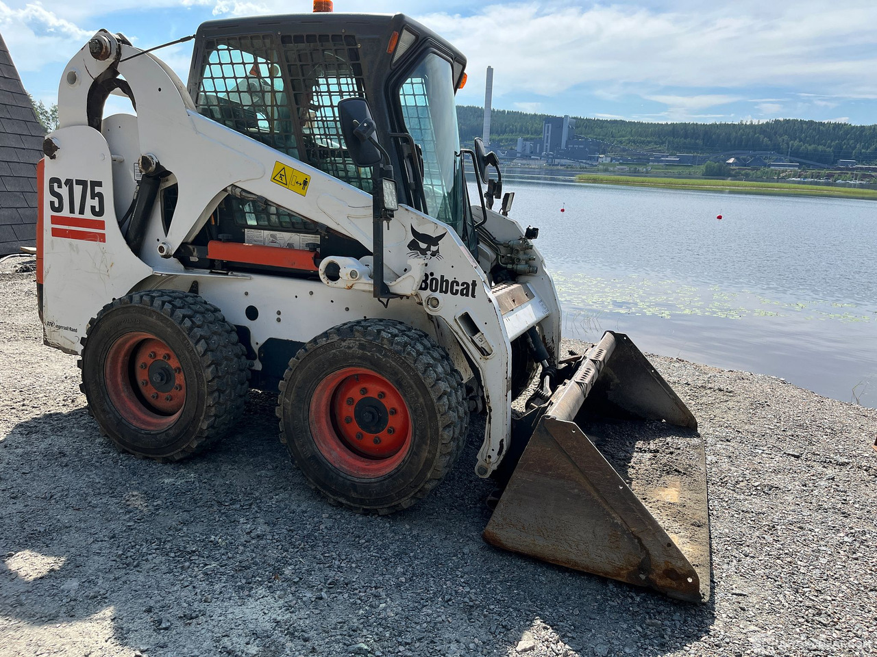 Bobcat S 175, 2005 pienillä tunneilla ja työlaitteilla, Jyväskylä - Engins de chantier: photos 2 Bobcat S 175, 2005 pienillä tunneilla ja työlaitteilla, Jyväskylä - Engins de chantier: photos 2