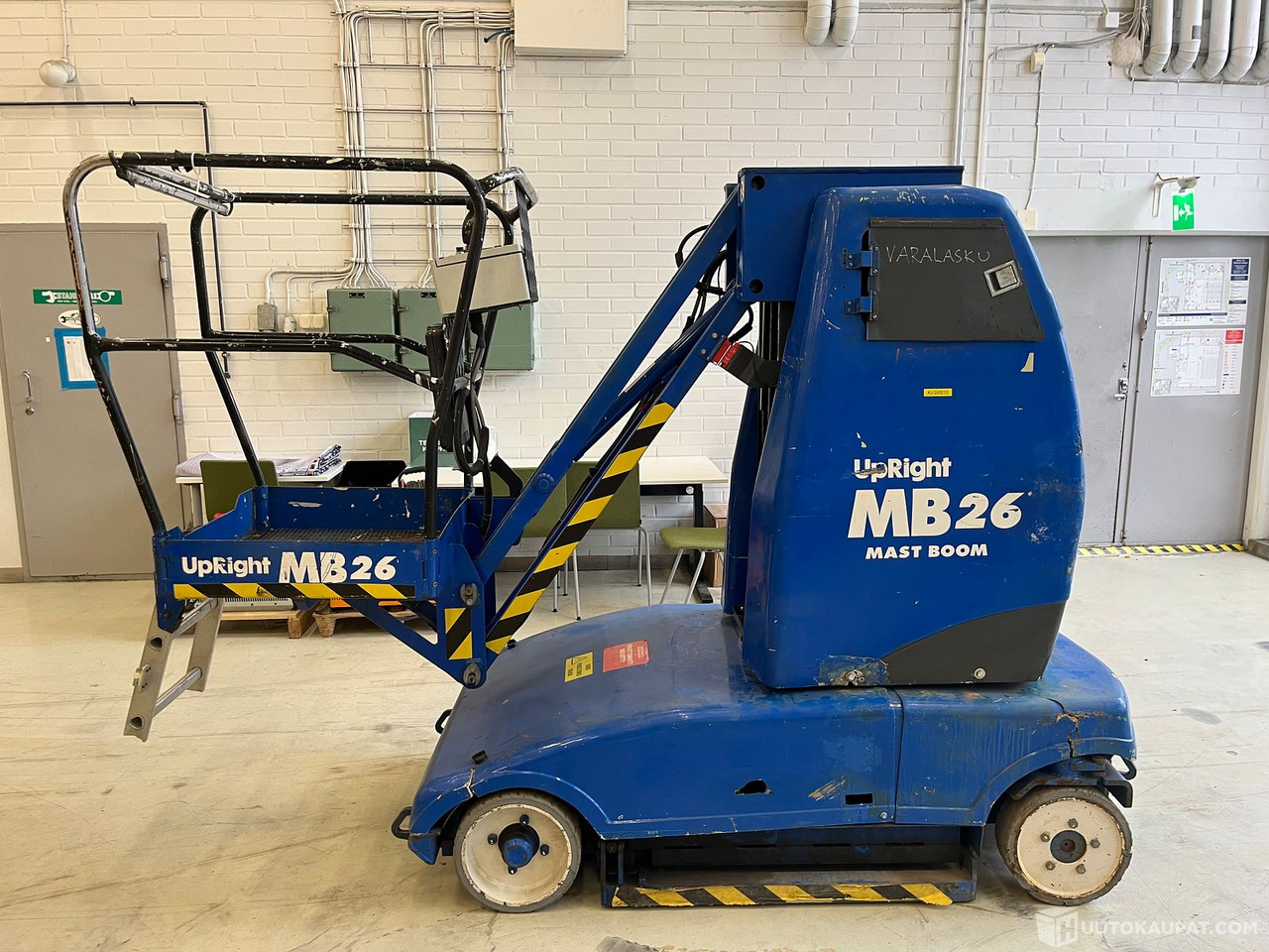 UpRight MB 26, 2002 Kuukulkija, Vantaa - Nacelle à mât vertical: photos 1 UpRight MB 26, 2002 Kuukulkija, Vantaa - Nacelle à mât vertical: photos 1