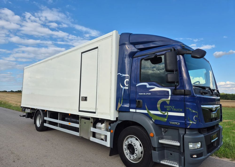 MAN TGM 18.290 18.250 Carrier 1950 D/E z Holandii / TOP STAN / 7.5m / 18 palet / winda + drzwi boczne / OKAZJA - Camion frigorifique: photos 3 MAN TGM 18.290 18.250 Carrier 1950 D/E z Holandii / TOP STAN / 7.5m / 18 palet / winda + drzwi boczne / OKAZJA - Camion frigorifique: photos 3