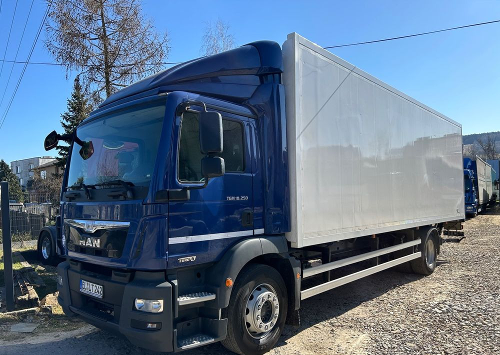 MAN TGM 18.290 18.250 Carrier 1950 D/E z Holandii / TOP STAN / 7.5m / 18 palet / winda + drzwi boczne / OKAZJA - Camion frigorifique: photos 1 MAN TGM 18.290 18.250 Carrier 1950 D/E z Holandii / TOP STAN / 7.5m / 18 palet / winda + drzwi boczne / OKAZJA - Camion frigorifique: photos 1