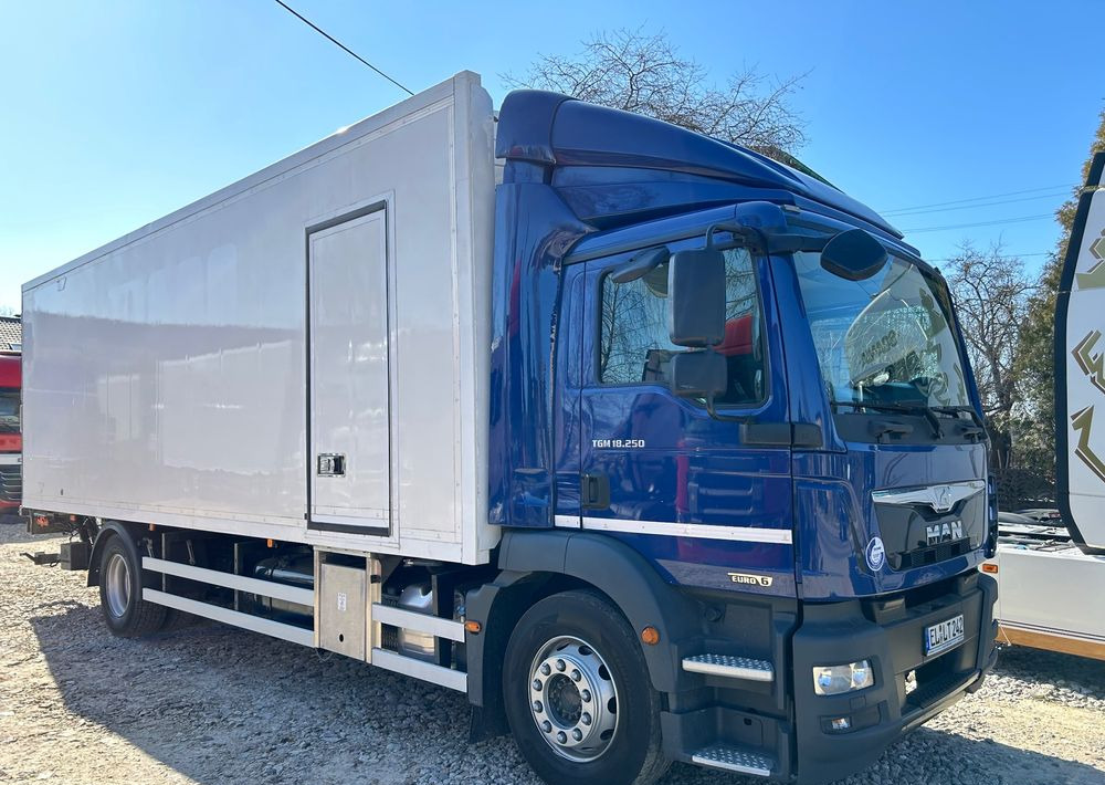 MAN TGM 18.290 18.250 Carrier 1950 D/E z Holandii / TOP STAN / 7.5m / 18 palet / winda + drzwi boczne / OKAZJA - Camion frigorifique: photos 3 MAN TGM 18.290 18.250 Carrier 1950 D/E z Holandii / TOP STAN / 7.5m / 18 palet / winda + drzwi boczne / OKAZJA - Camion frigorifique: photos 3