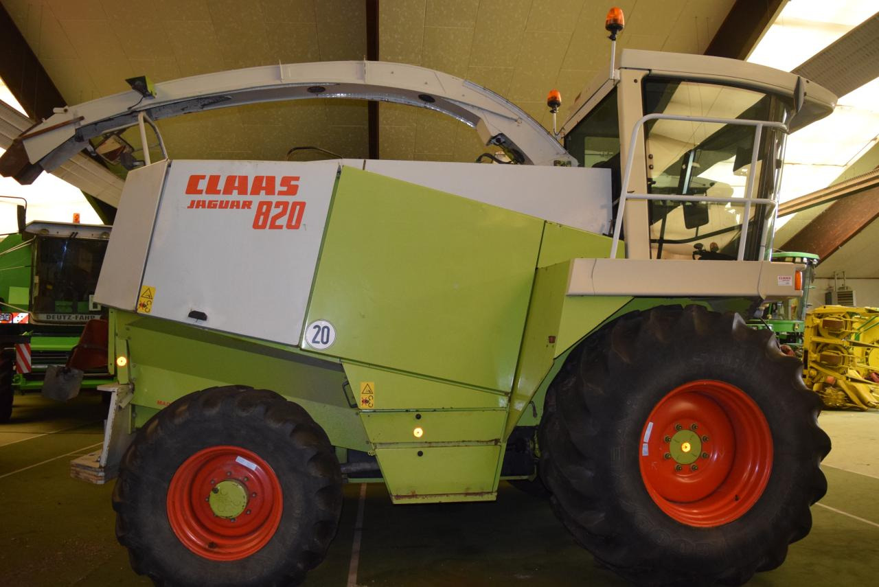 CLAAS Jaguar 820 - Ensileuse: photos 1 CLAAS Jaguar 820 - Ensileuse: photos 1