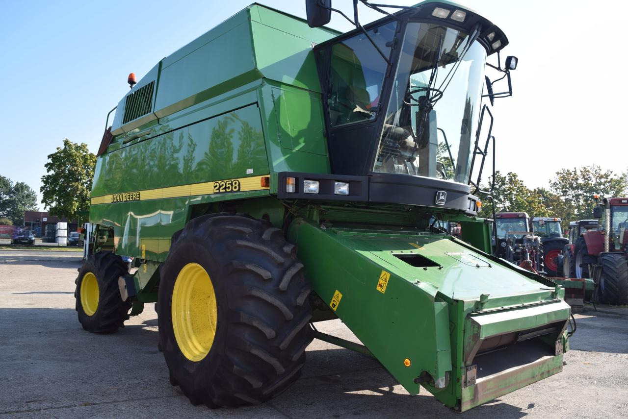 John Deere 2064 - Moissonneuse-batteuse: photos 2 John Deere 2064 - Moissonneuse-batteuse: photos 2
