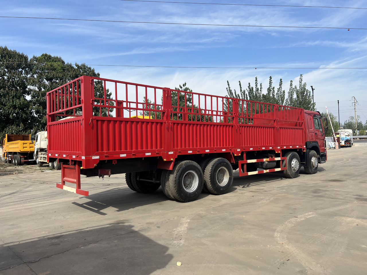 SINOTRUK HOWO 8*4 Fence Truck - Camion: photos 2 SINOTRUK HOWO 8*4 Fence Truck - Camion: photos 2