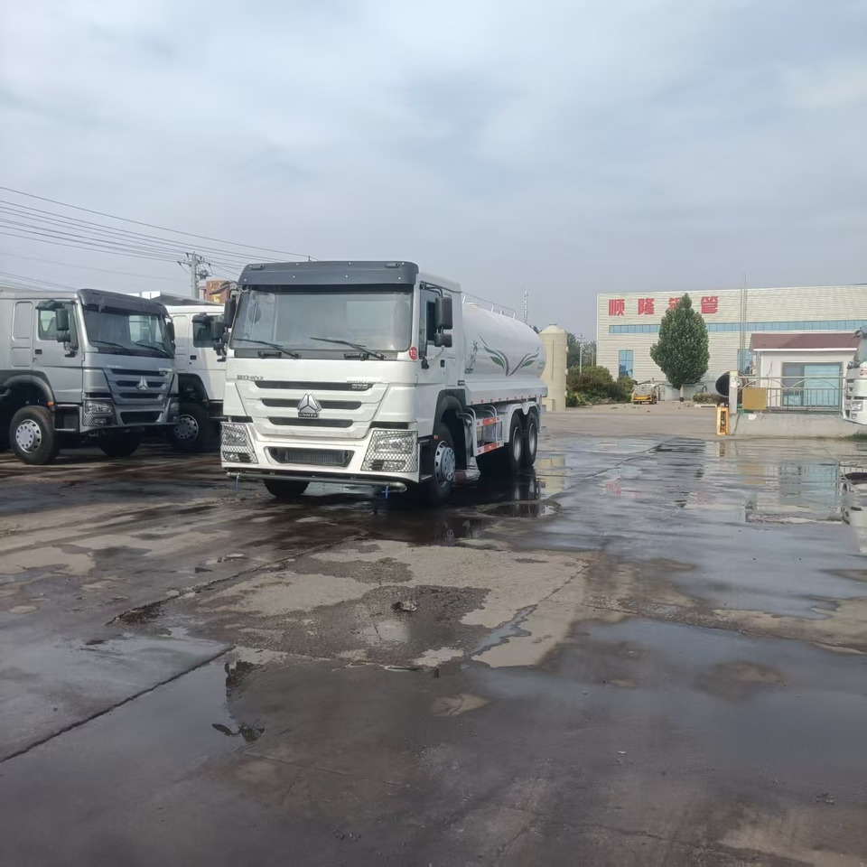 HOWO 20m³ sprinkler truck - Camion citerne: photos 3 HOWO 20m³ sprinkler truck - Camion citerne: photos 3
