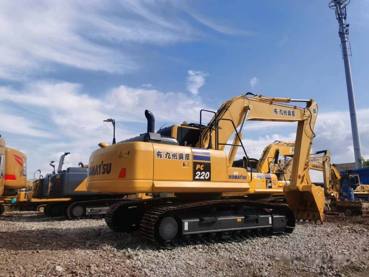 Komatsu PC220-8 MO - Pelle sur chenille: photos 3 Komatsu PC220-8 MO - Pelle sur chenille: photos 3