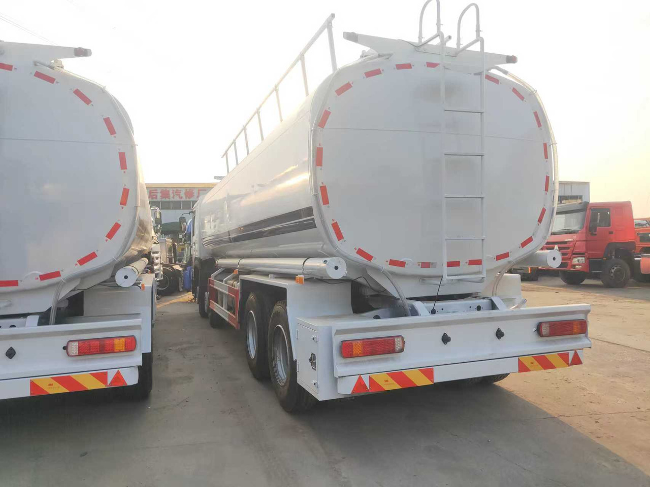 Camion citerne SINOTRUK HOWO Fuel Tank: photos 6 Camion citerne SINOTRUK HOWO Fuel Tank: photos 6