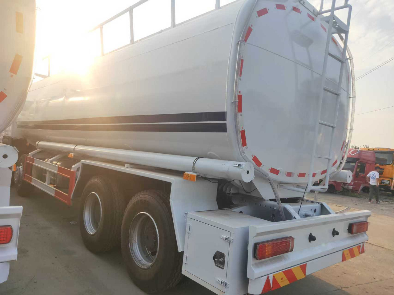 Camion citerne SINOTRUK HOWO Fuel Tank: photos 11 Camion citerne SINOTRUK HOWO Fuel Tank: photos 11