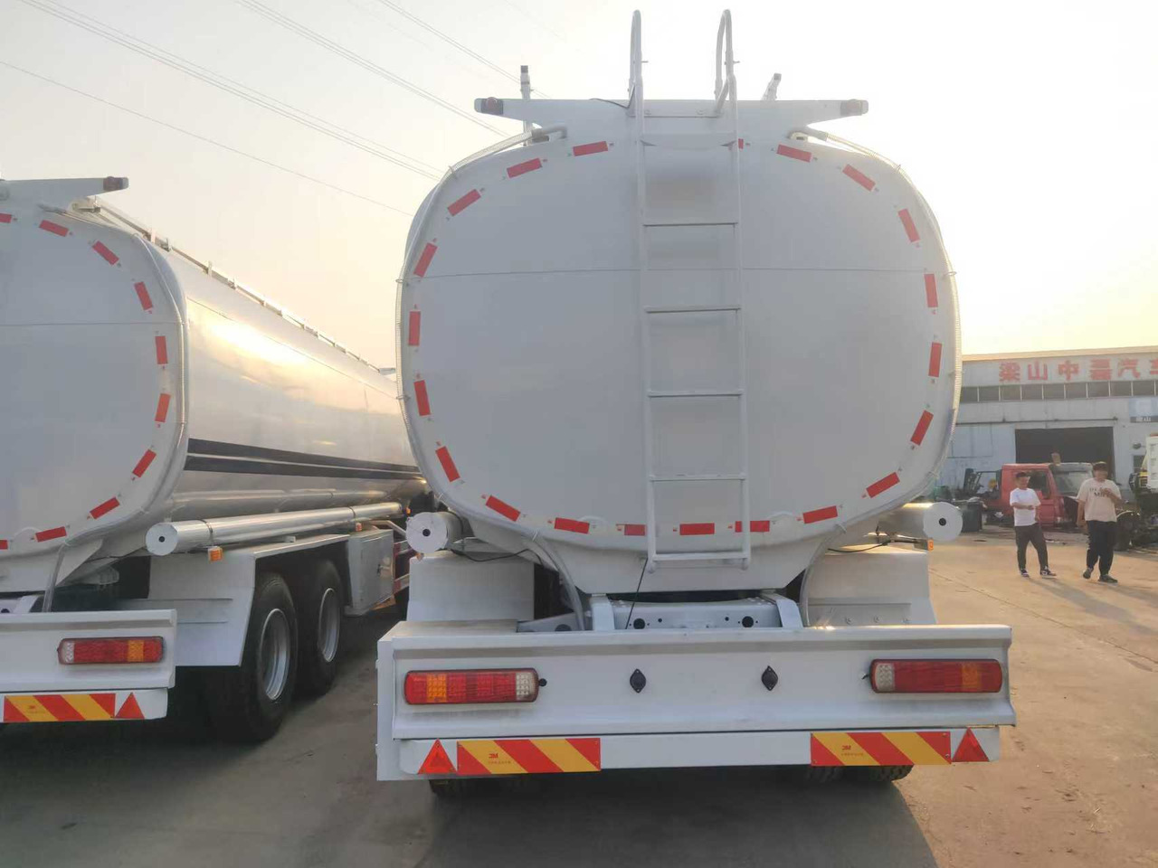 SINOTRUK HOWO Fuel Tank - Camion citerne: photos 5 SINOTRUK HOWO Fuel Tank - Camion citerne: photos 5