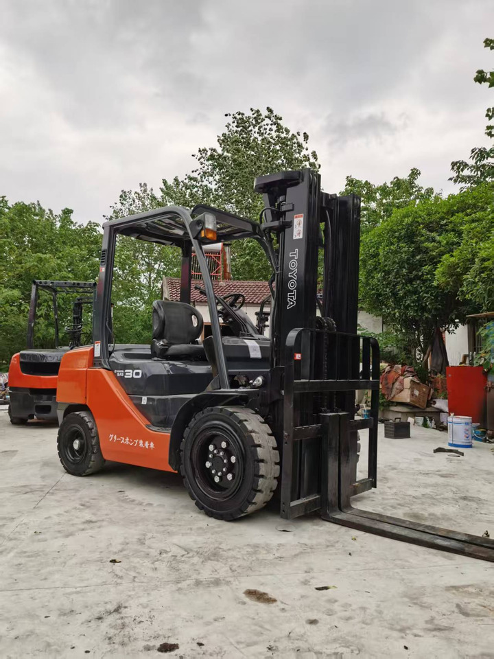 TOYOTA 72-8FDN30 - Chariot élévateur diesel: photos 3 TOYOTA 72-8FDN30 - Chariot élévateur diesel: photos 3