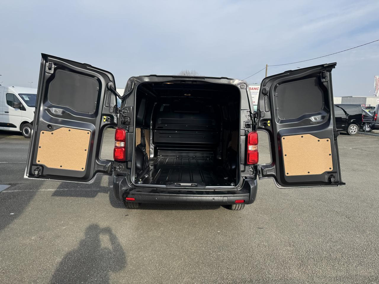 CITROEN Jumpy M 2.0 BlueHDi 180CH EAT8 PACK LOOK - Fourgon utilitaire: photos 3 CITROEN Jumpy M 2.0 BlueHDi 180CH EAT8 PACK LOOK - Fourgon utilitaire: photos 3