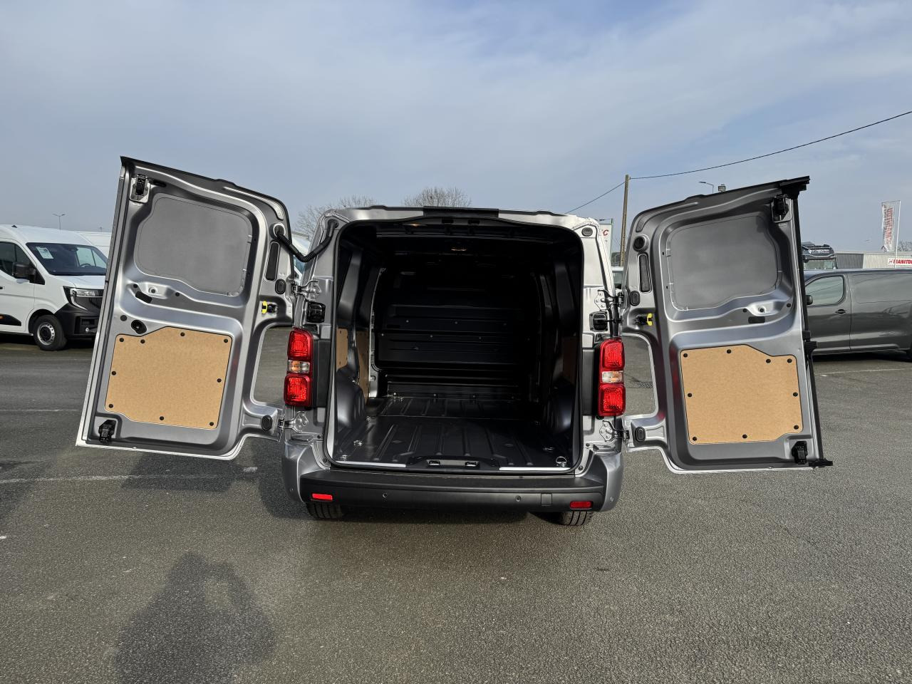 CITROEN jumpy 2 PLACES XL 2.0 BLUEHDI 180CH S&S PACK PREMIUM CONNECT EAT8 - Fourgon utilitaire: photos 2 CITROEN jumpy 2 PLACES XL 2.0 BLUEHDI 180CH S&S PACK PREMIUM CONNECT EAT8 - Fourgon utilitaire: photos 2