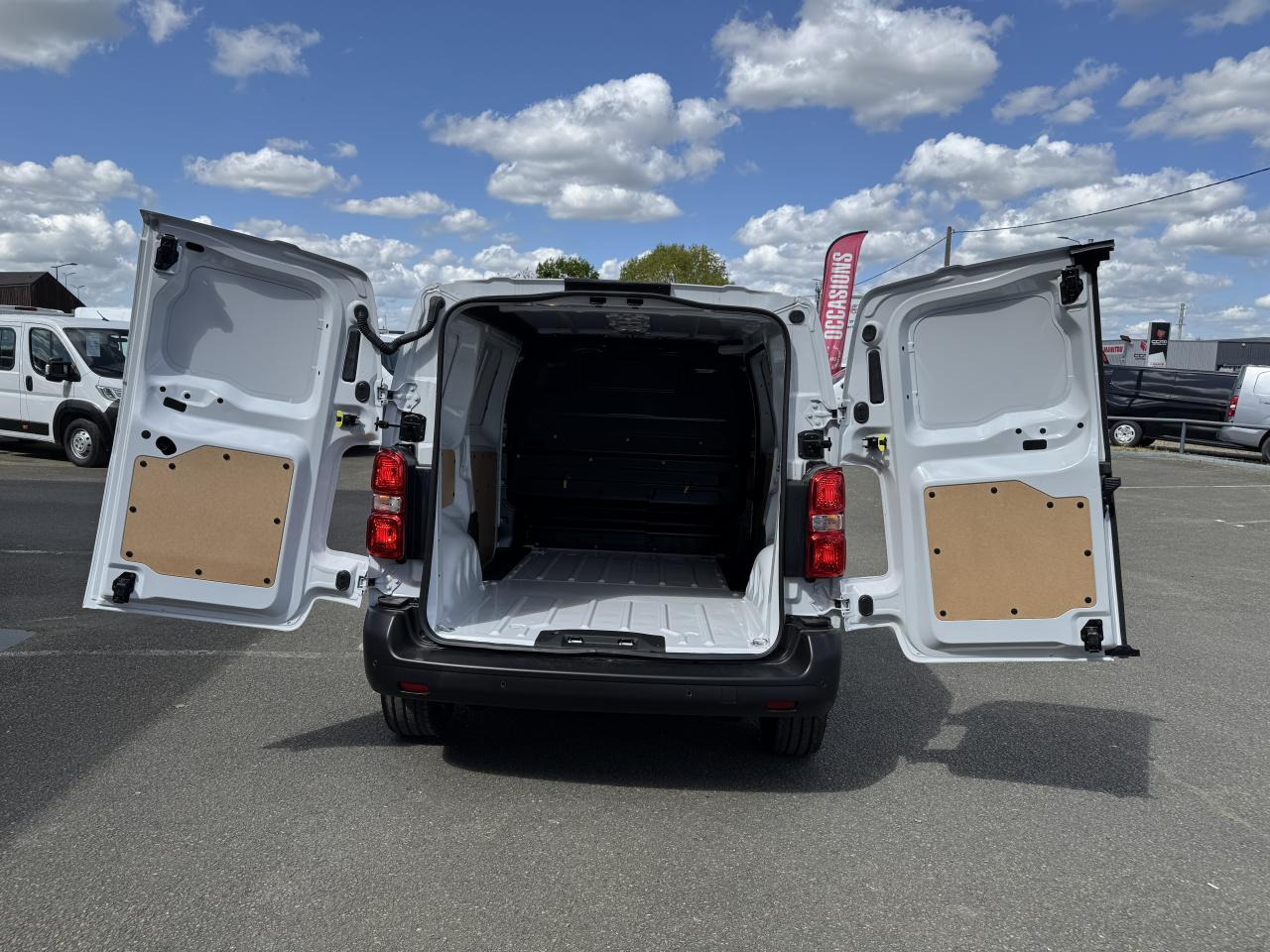 PEUGEOT Expert M 2.0 BlueHDi - 145 III FOURGON Fourgon PHASE 2 - Fourgon utilitaire: photos 3 PEUGEOT Expert M 2.0 BlueHDi - 145 III FOURGON Fourgon PHASE 2 - Fourgon utilitaire: photos 3