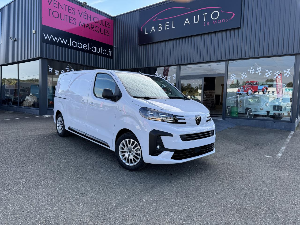 PEUGEOT Expert M 2.0 BlueHDi - 145 S&S - BV EAT8 III FOURGON Fourgon PHASE 2 - Fourgon utilitaire: photos 1 PEUGEOT Expert M 2.0 BlueHDi - 145 S&S - BV EAT8 III FOURGON Fourgon PHASE 2 - Fourgon utilitaire: photos 1