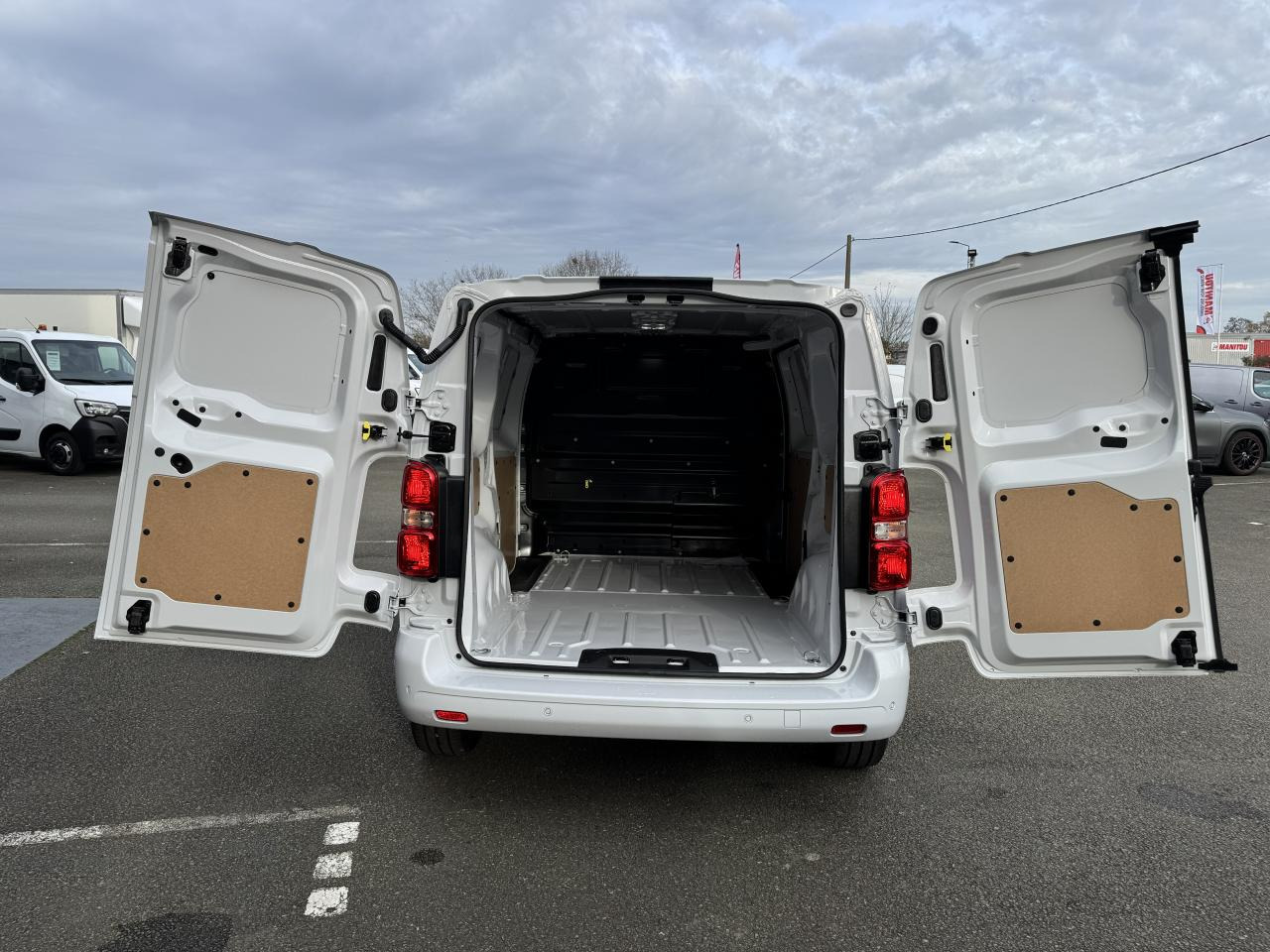 PEUGEOT Expert M 2.0 BlueHDi - 180 S&S - BV EAT8 III FOURGON Fourgon PHASE 2 - Fourgon utilitaire: photos 3 PEUGEOT Expert M 2.0 BlueHDi - 180 S&S - BV EAT8 III FOURGON Fourgon PHASE 2 - Fourgon utilitaire: photos 3