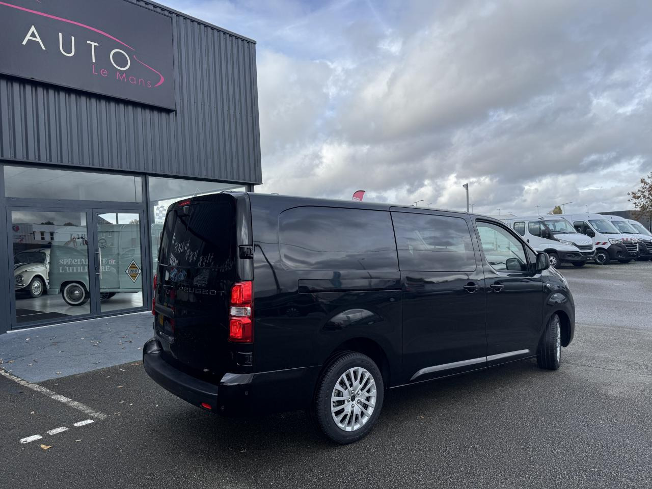 PEUGEOT Expert XL 2.0 BlueHDi - 180 S&S - BV EAT8 III CABINE APPROFONDIE Fourgon Cabine approfondie Fix - Fourgon utilitaire: photos 5 PEUGEOT Expert XL 2.0 BlueHDi - 180 S&S - BV EAT8 III CABINE APPROFONDIE Fourgon Cabine approfondie Fix - Fourgon utilitaire: photos 5