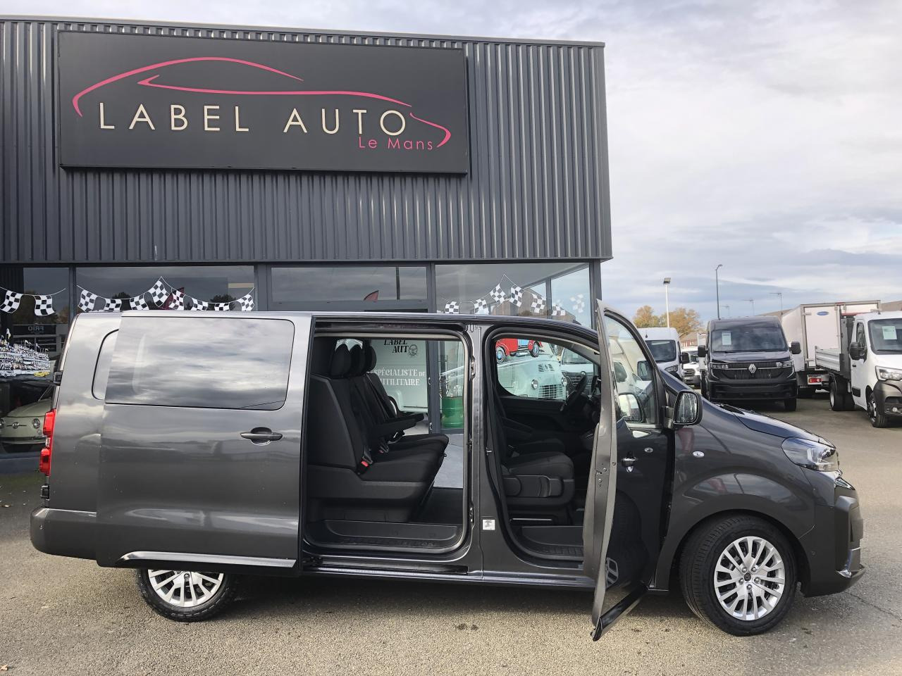 PEUGEOT Expert XL 2.0 BlueHDi - 180 S&S - BV EAT8 III CABINE APPROFONDIE Fourgon Cabine approfondie Fix - Fourgon utilitaire: photos 3 PEUGEOT Expert XL 2.0 BlueHDi - 180 S&S - BV EAT8 III CABINE APPROFONDIE Fourgon Cabine approfondie Fix - Fourgon utilitaire: photos 3