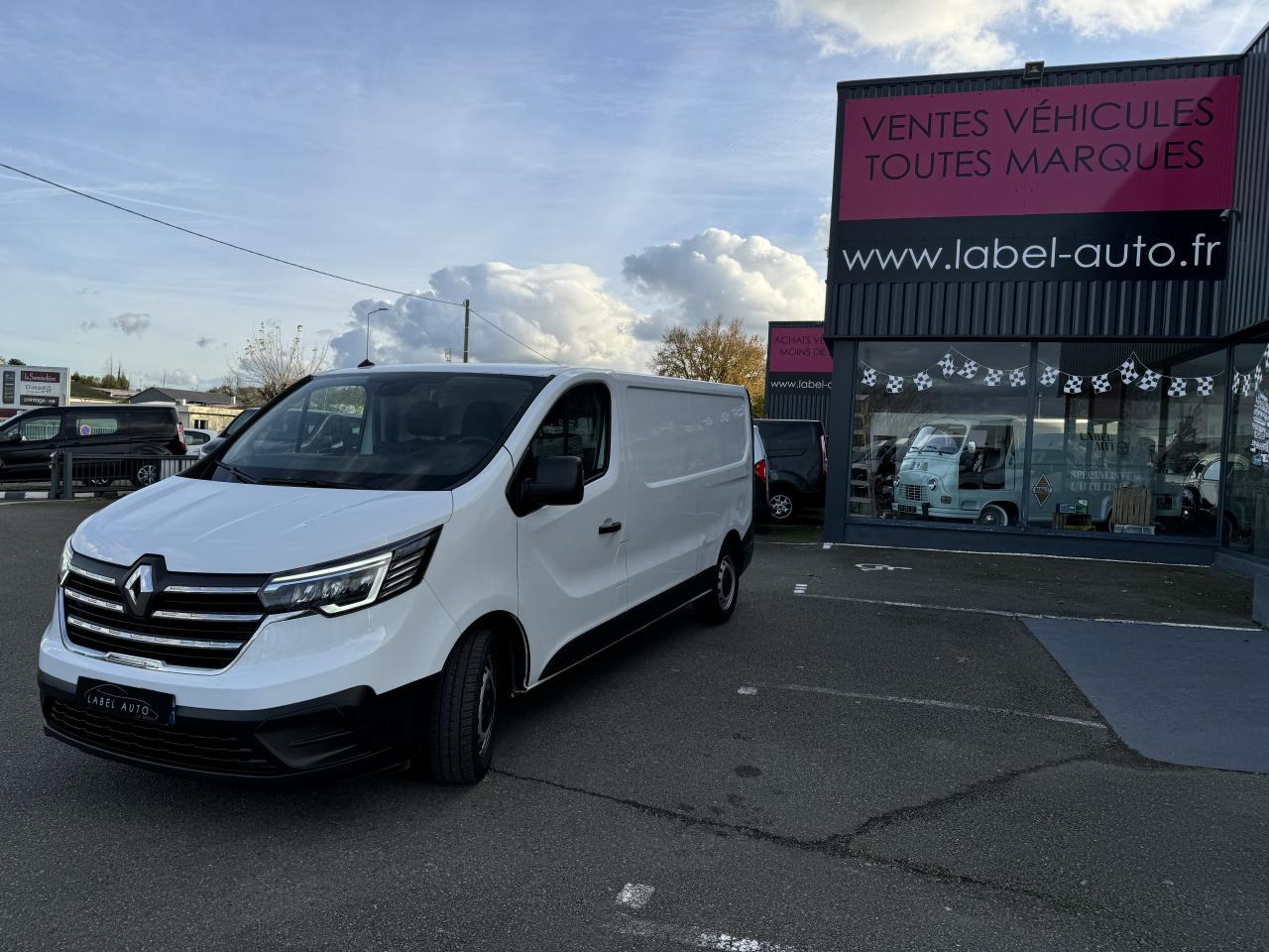 RENAULT Trafic L2H1 3000 Kg 2.0 Blue dCi - 130 III FOURGON Fourgon Grand Confort L2H1 PHASE 3 - Fourgon utilitaire: photos 1 RENAULT Trafic L2H1 3000 Kg 2.0 Blue dCi - 130 III FOURGON Fourgon Grand Confort L2H1 PHASE 3 - Fourgon utilitaire: photos 1