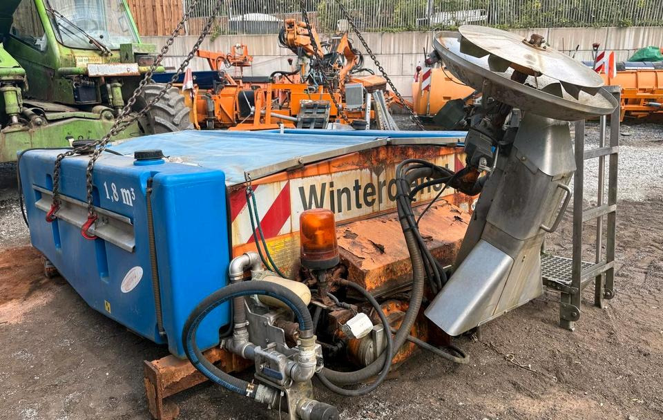 Gmeiner STA 2500 C Salzstreuer für Unimog UGN UGE 424 427 405 U300 U 300 400 500 MERCEDES-BENZ 218 219 318 323 423 427 327 430 429 430 435 Salzsilo Streuautomat Winterdienst - Epandeur de sable: photos 1 Gmeiner STA 2500 C Salzstreuer für Unimog UGN UGE 424 427 405 U300 U 300 400 500 MERCEDES-BENZ 218 219 318 323 423 427 327 430 429 430 435 Salzsilo Streuautomat Winterdienst - Epandeur de sable: photos 1