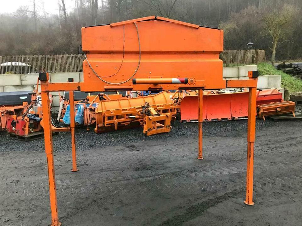 Gmeiner Salzstreuer 2m3 für Unimog 400 300 500 427 fendt xylon - Epandeur de sable: photos 4 Gmeiner Salzstreuer 2m3 für Unimog 400 300 500 427 fendt xylon - Epandeur de sable: photos 4