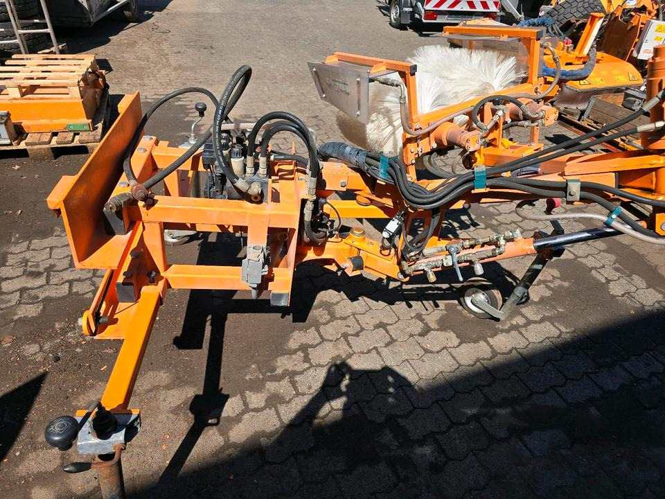 Leitpfostenwaschgerät WV 3-L für Unimog 405/10 405/12 U300 u400 300 500 318 218 423 430 530 Schmidt - Brosse: photos 3 Leitpfostenwaschgerät WV 3-L für Unimog 405/10 405/12 U300 u400 300 500 318 218 423 430 530 Schmidt - Brosse: photos 3