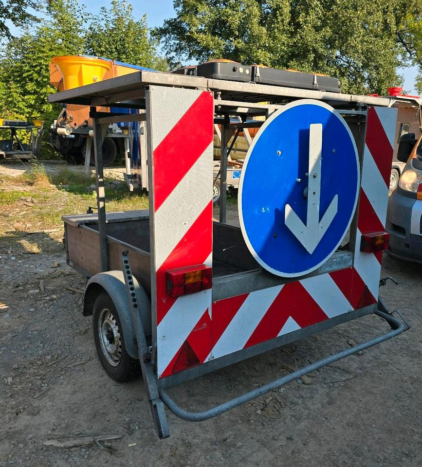 Nissen FAT Absperrtafel VZ616 Fahrbare Verkehrsleittafel Verkehrssicherungsanhänger Verkehrsleitanhänger Trebbiner Horizont Sperrwand - Remorque: photos 1 Nissen FAT Absperrtafel VZ616 Fahrbare Verkehrsleittafel Verkehrssicherungsanhänger Verkehrsleitanhänger Trebbiner Horizont Sperrwand - Remorque: photos 1