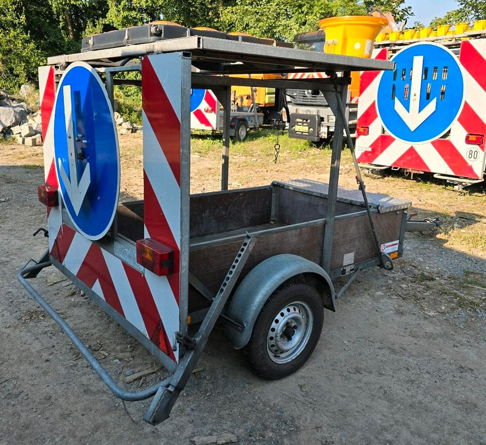 Nissen FAT Absperrtafel VZ616 Fahrbare Verkehrsleittafel Verkehrssicherungsanhänger Verkehrsleitanhänger Trebbiner Horizont Sperrwand - Remorque: photos 2 Nissen FAT Absperrtafel VZ616 Fahrbare Verkehrsleittafel Verkehrssicherungsanhänger Verkehrsleitanhänger Trebbiner Horizont Sperrwand - Remorque: photos 2