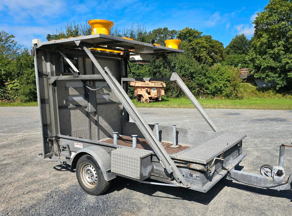 Nissen LED Absperrtafel DORA GPS FAT VZ-616 Fahrbare Absperrtafel Sperrwand Verkehrsleittafel Verkehrssicherungsanhänger Verkehrsleitanhänger Trebbiner Horizont - Remorque: photos 1 Nissen LED Absperrtafel DORA GPS FAT VZ-616 Fahrbare Absperrtafel Sperrwand Verkehrsleittafel Verkehrssicherungsanhänger Verkehrsleitanhänger Trebbiner Horizont - Remorque: photos 1