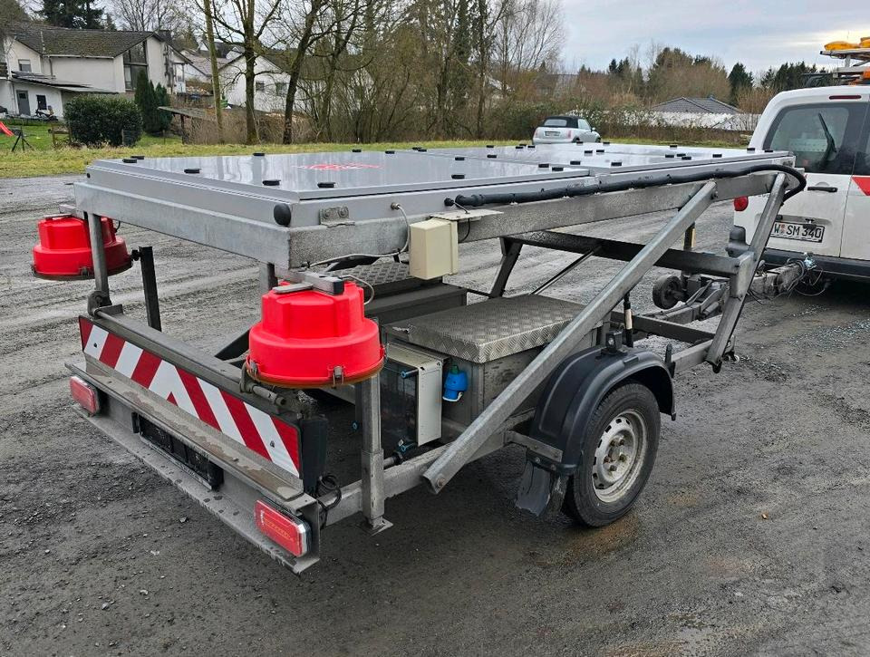Trebbiner 5-farbig Horizont VWT Verkehrsleittafel Verkehrswarnanhänger Verkehrsleitanhänger Verkehrssicherungsanhänger Nissen Absperrtafel - Remorque: photos 2 Trebbiner 5-farbig Horizont VWT Verkehrsleittafel Verkehrswarnanhänger Verkehrsleitanhänger Verkehrssicherungsanhänger Nissen Absperrtafel - Remorque: photos 2