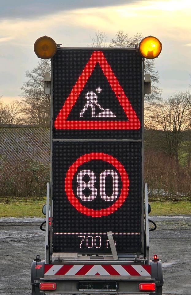 Trebbiner 5-farbig Horizont VWT Verkehrsleittafel Verkehrswarnanhänger Verkehrsleitanhänger Verkehrssicherungsanhänger Nissen Absperrtafel - Remorque: photos 1 Trebbiner 5-farbig Horizont VWT Verkehrsleittafel Verkehrswarnanhänger Verkehrsleitanhänger Verkehrssicherungsanhänger Nissen Absperrtafel - Remorque: photos 1