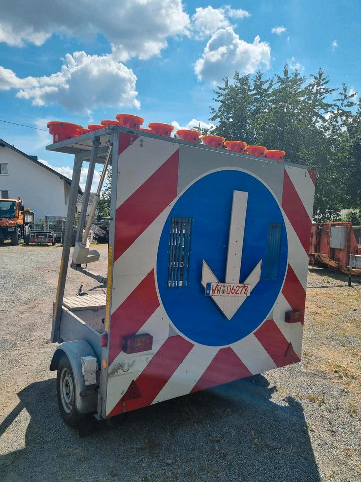 Trebbiner Absperrtafel VZ 616 Horizont Sperrwand Verkehrsleittafel Verkehrsleitanhänger Verkehrssicherungsanhänger Warntafel Verkehrssicherung Baustelle - Remorque: photos 4 Trebbiner Absperrtafel VZ 616 Horizont Sperrwand Verkehrsleittafel Verkehrsleitanhänger Verkehrssicherungsanhänger Warntafel Verkehrssicherung Baustelle - Remorque: photos 4