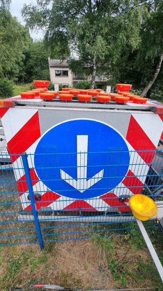 Trebbiner Absperrtafel VZ616 LED Funkwarnmeldeanlage Absperrtafel Sperrwand Verkehrsleittafel Verkehrsleitanhänger Verkehrssicherungsanhänger Leitanhänger Leittafel Verkehrssicherung Nissen Horizont - Remorque: photos 4 Trebbiner Absperrtafel VZ616 LED Funkwarnmeldeanlage Absperrtafel Sperrwand Verkehrsleittafel Verkehrsleitanhänger Verkehrssicherungsanhänger Leitanhänger Leittafel Verkehrssicherung Nissen Horizont - Remorque: photos 4