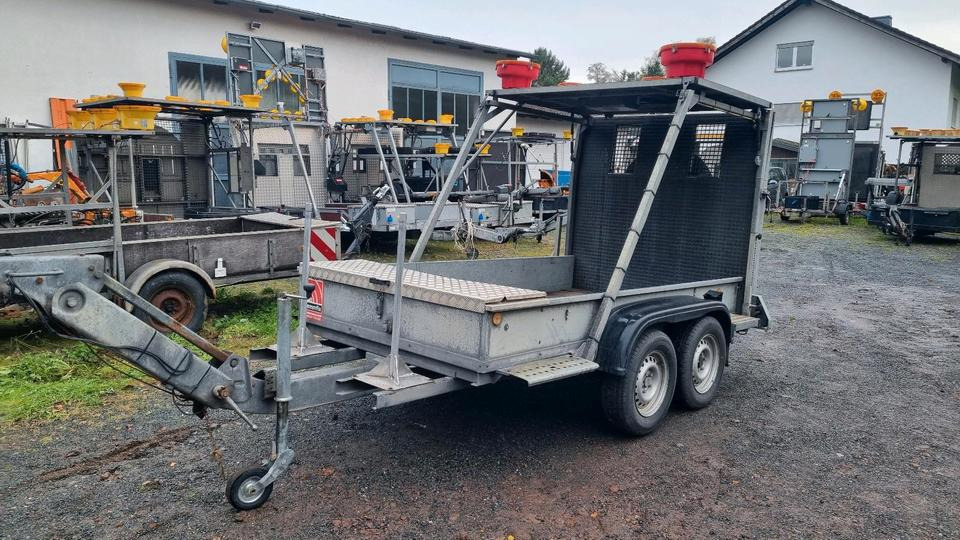 Trebbiner FAZ LRF FAT Absperrtafel Fahrbare Sperrwand Verkehrsleittafel Verkehrsleitanhänger Verkehrssicherungsanhänger - Remorque: photos 1 Trebbiner FAZ LRF FAT Absperrtafel Fahrbare Sperrwand Verkehrsleittafel Verkehrsleitanhänger Verkehrssicherungsanhänger - Remorque: photos 1