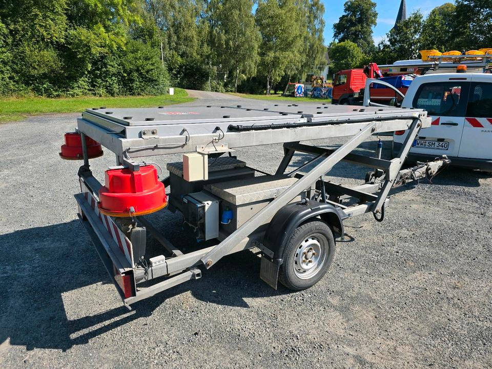 Trebbiner Horizont VWT Verkehrsleittafel Verkehrswarnanhänger Verkehrsleitanhänger Verkehrssicherungsanhänger Nissen Absperrtafel - Remorque: photos 1 Trebbiner Horizont VWT Verkehrsleittafel Verkehrswarnanhänger Verkehrsleitanhänger Verkehrssicherungsanhänger Nissen Absperrtafel - Remorque: photos 1