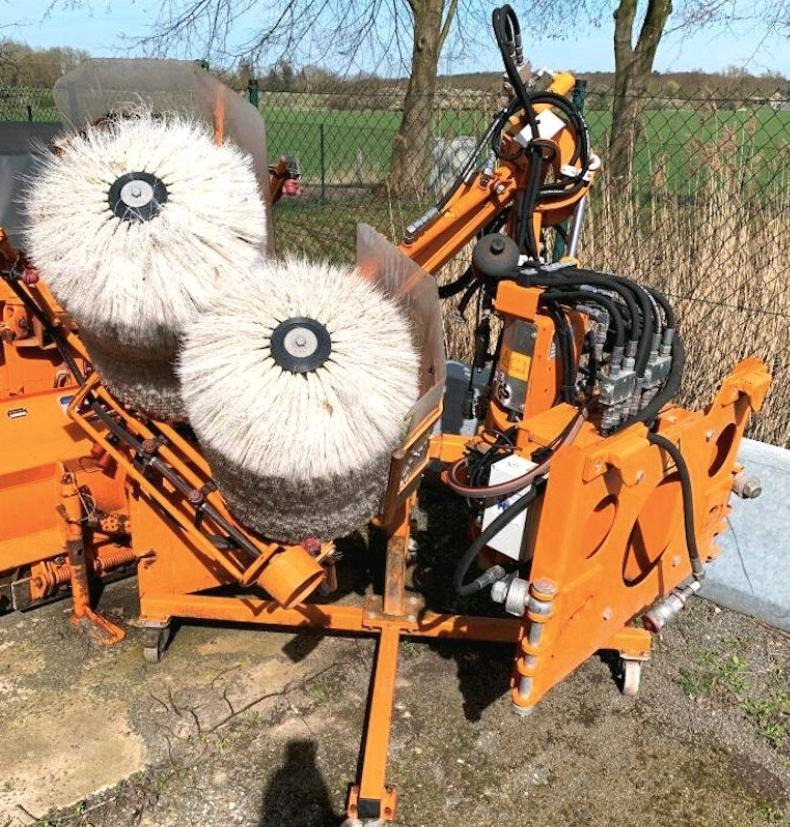 Schmidt RPS-H Leitpfostenwaschgerät für Unimog 405/10 405/12 U400 300 400 500 UGN UGE Mulag Mercedes-Benz 318 218 423 427 429 430 - Brosse: photos 3 Schmidt RPS-H Leitpfostenwaschgerät für Unimog 405/10 405/12 U400 300 400 500 UGN UGE Mulag Mercedes-Benz 318 218 423 427 429 430 - Brosse: photos 3