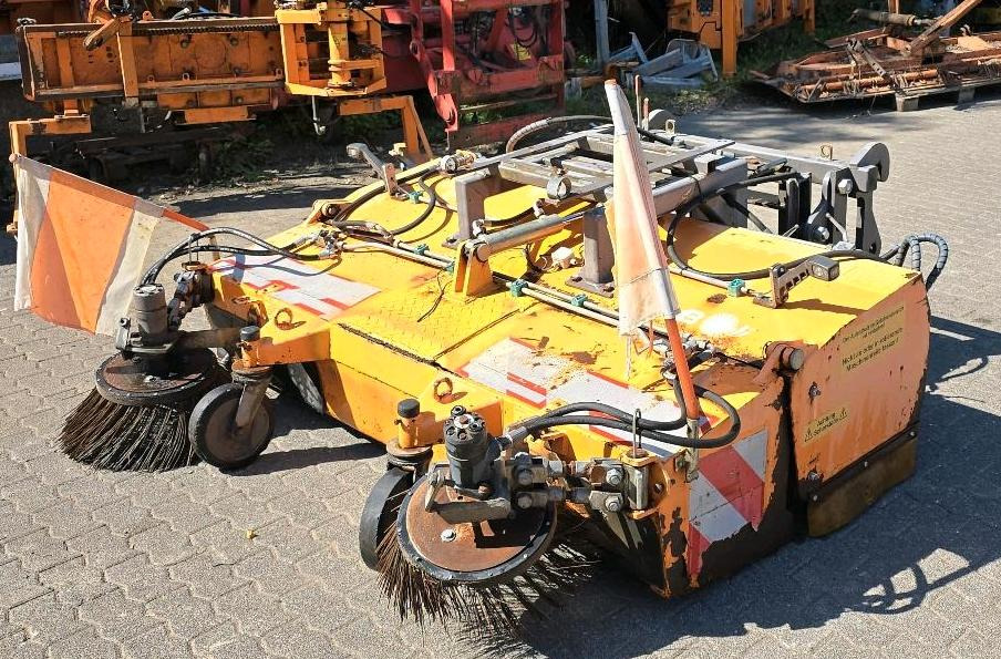 Sobernheimer FKM 2.0 Kehrmaschine Straßenkehrmaschine Frontkehrmaschine Kehrbesen für Radlader Unimog Traktor - Brosse: photos 3 Sobernheimer FKM 2.0 Kehrmaschine Straßenkehrmaschine Frontkehrmaschine Kehrbesen für Radlader Unimog Traktor - Brosse: photos 3