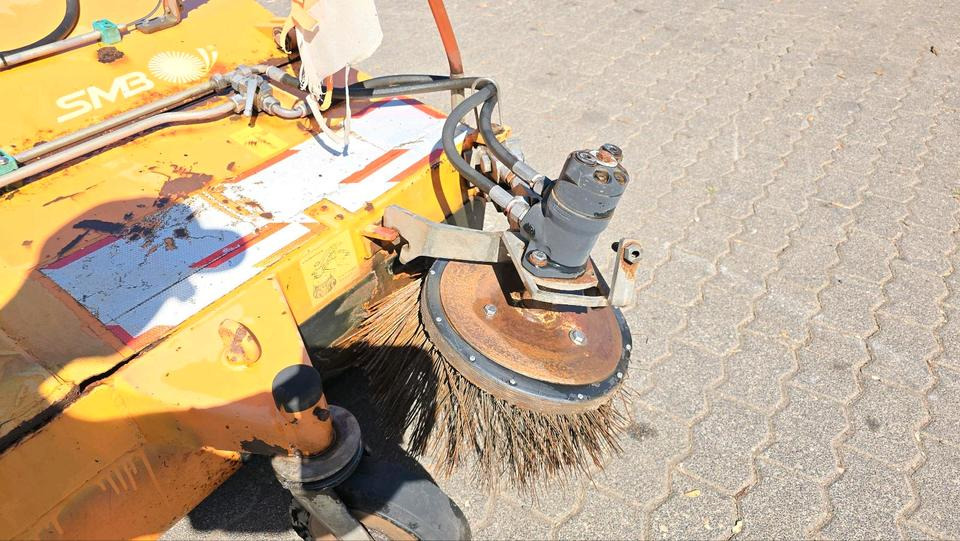 Sobernheimer FKM 2.0 Kehrmaschine Straßenkehrmaschine Frontkehrmaschine Kehrbesen für Radlader Unimog Traktor - Brosse: photos 5 Sobernheimer FKM 2.0 Kehrmaschine Straßenkehrmaschine Frontkehrmaschine Kehrbesen für Radlader Unimog Traktor - Brosse: photos 5
