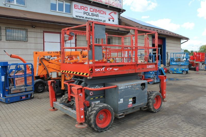 Skyjack podnośnik nożycowy 4x4 spalinowy 12 m Skyjack SJ6832RT - Nacelle ciseaux: photos 1 Skyjack podnośnik nożycowy 4x4 spalinowy 12 m Skyjack SJ6832RT - Nacelle ciseaux: photos 1