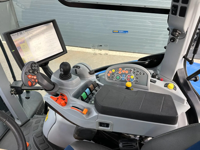 Tracteur agricole New Holland T7.245 Autocommand Stage 5: photos 13