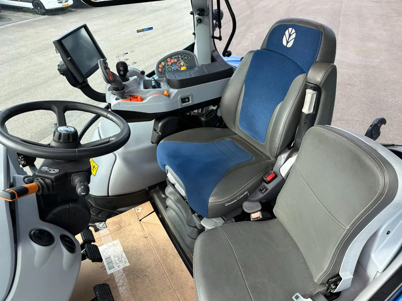Tracteur agricole New Holland T7.245 Autocommand Stage 5: photos 11