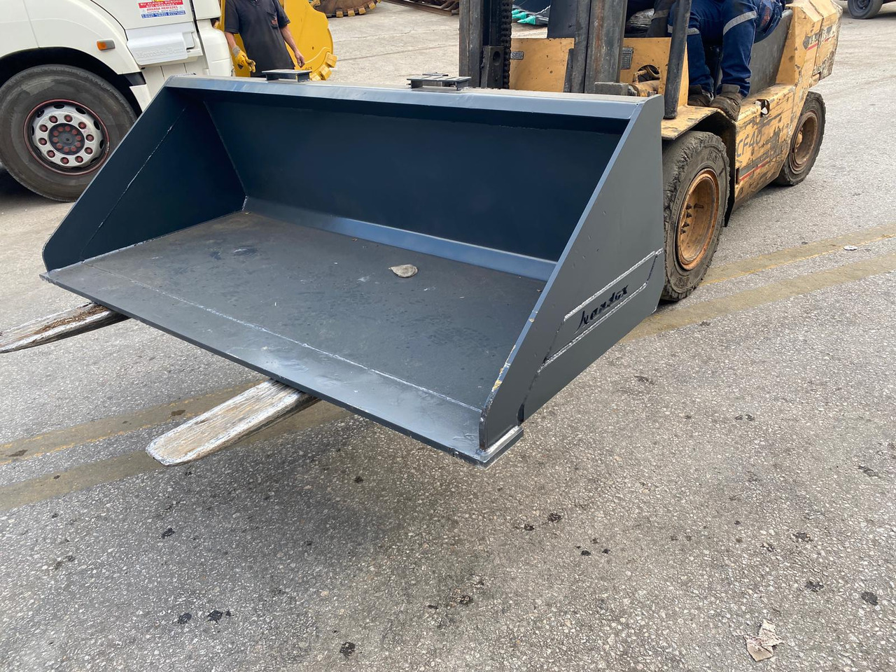 JCB 300 - Godet pour chargeur pour Engins de chantier: photos 1 JCB 300 - Godet pour chargeur pour Engins de chantier: photos 1