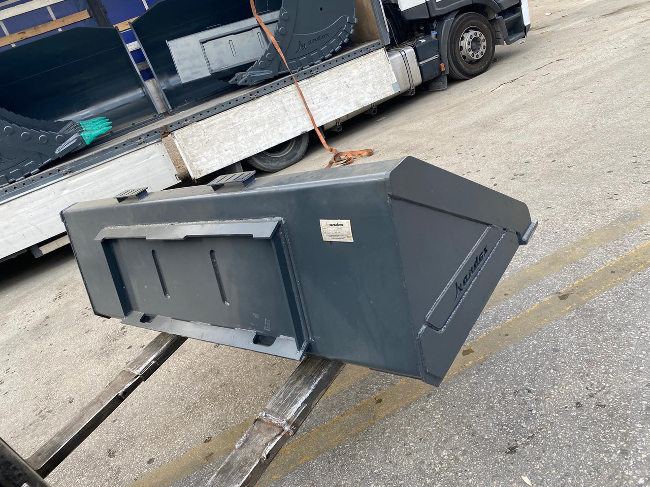 JCB 300 - Godet pour chargeur pour Engins de chantier: photos 2 JCB 300 - Godet pour chargeur pour Engins de chantier: photos 2